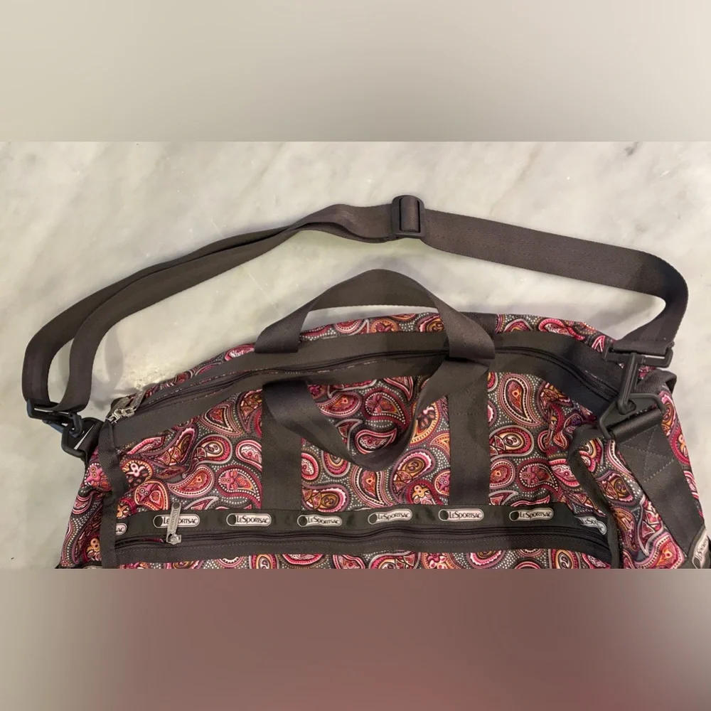 Le Sport Sac Deluxe Large Weekender in Gorgeous Hot Pink and Gray Paisley. - Picture 2 of 12
